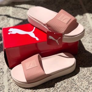 Never worn 
Clean
No imperfections 
Smoke free 
Peach Beige-Pearl
Platform slide